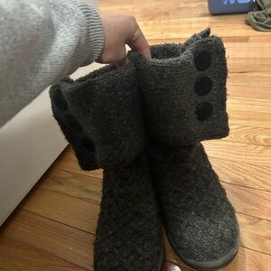 Stylish Dark Gray Knit Boots with Buttons